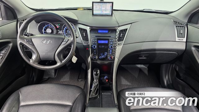 Hyundai Sonata — interior