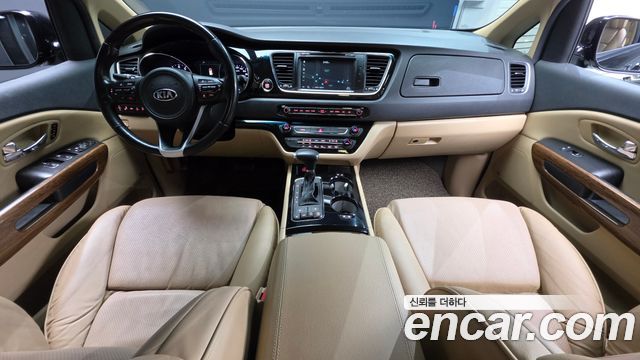 Kia Carnival — interior