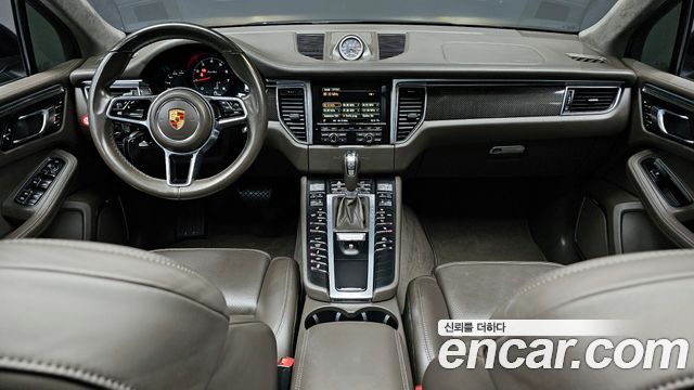 Porsche Macan — interior