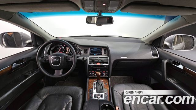 Audi Q7 — interior