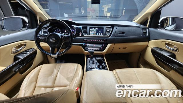 Kia Carnival — interior