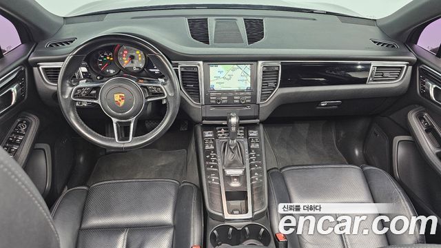 Porsche Macan — interior
