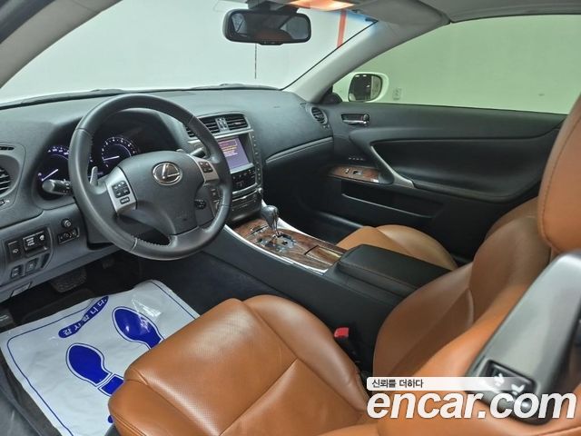 Lexus IS — interior