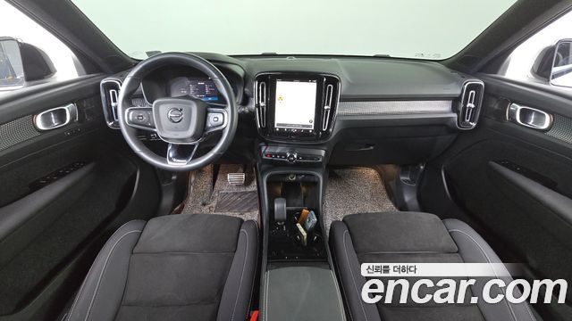 Volvo XC40 — interior