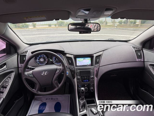 Hyundai Sonata — interior