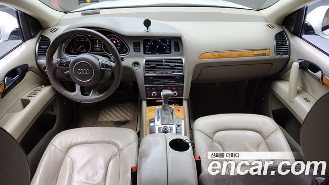 Audi Q7 — interior