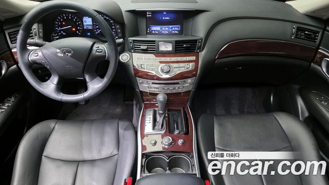 Infiniti Q70 — interior