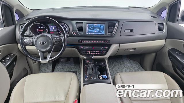 Kia Carnival — interior