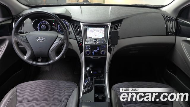 Hyundai Sonata — interior
