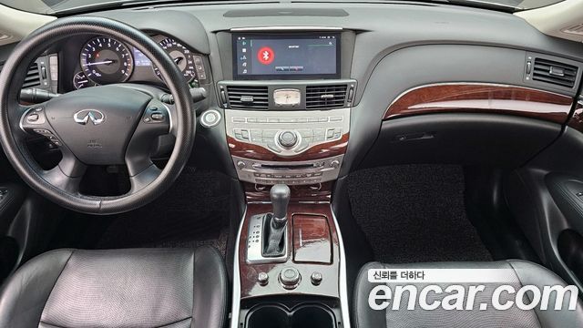 Infiniti Q70 — interior
