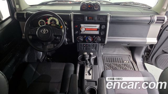 Toyota FJ Cruiser — interior