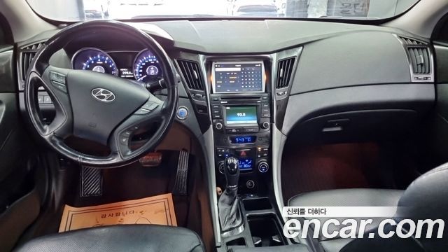 Hyundai Sonata — interior