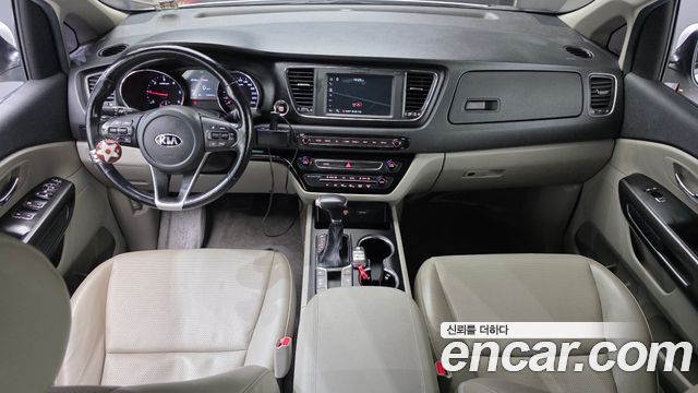 Kia Carnival — interior
