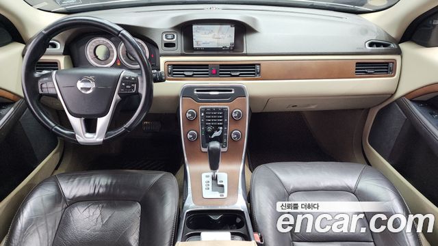 Volvo XC70 — interior