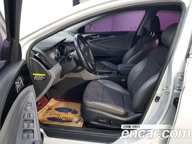 Hyundai Sonata — interior