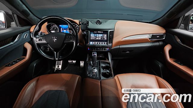 Maserati Levante — interior