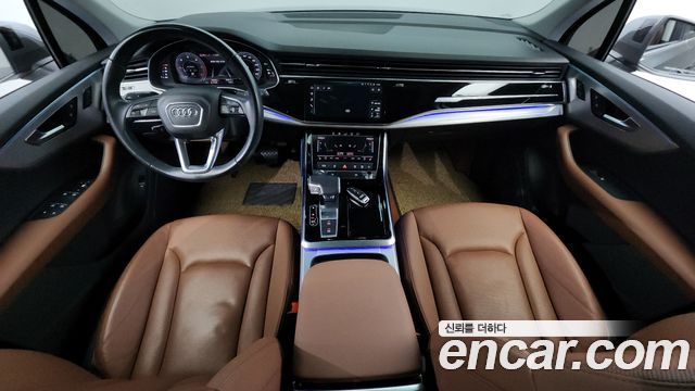 Audi Q7 — interior