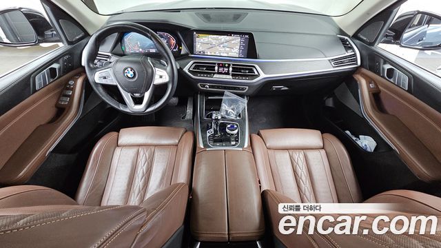 BMW X7 — interior