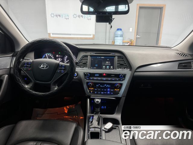Hyundai Sonata — interior