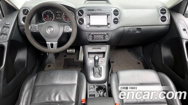 Volkswagen Tiguan — interior