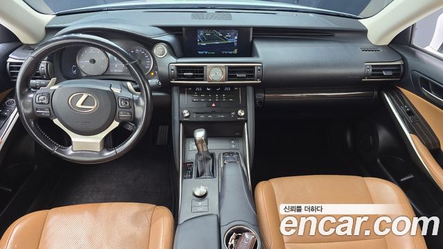Lexus IS — interior