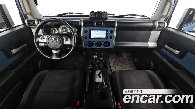 Toyota FJ Cruiser — interior