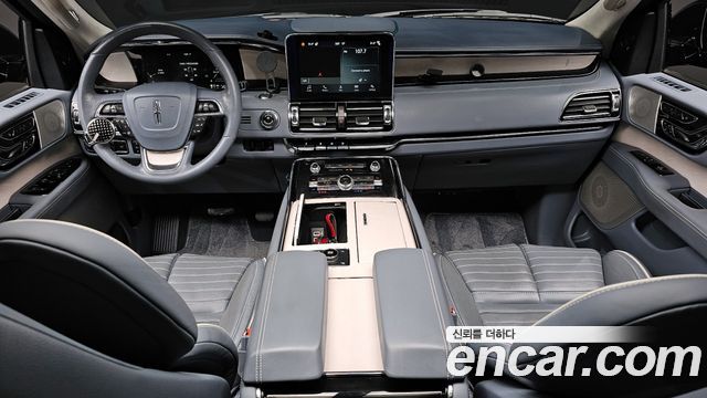 Lincoln Navigator — interior