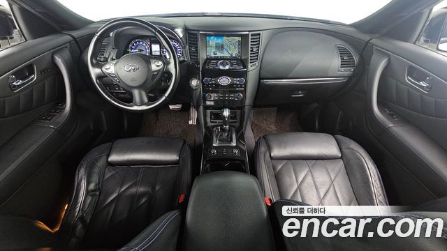 Infiniti QX70 — interior