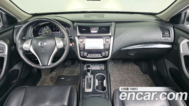 Nissan Altima — interior