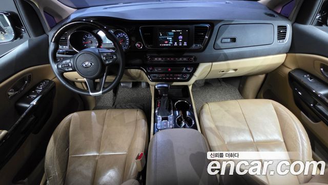 Kia Carnival — interior