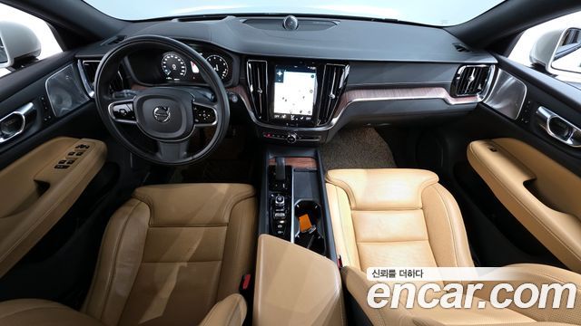 Volvo V60 — interior