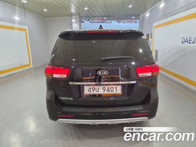Kia Carnival — interior