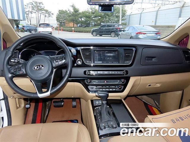 Kia Carnival — interior