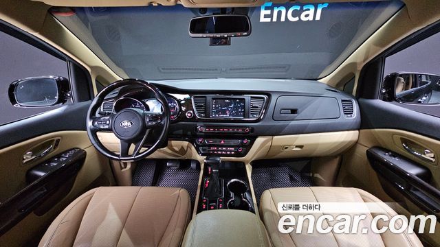 Kia Carnival — interior