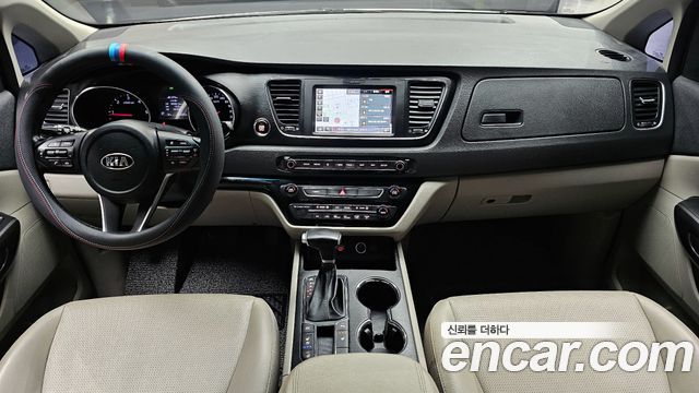 Kia Carnival — interior