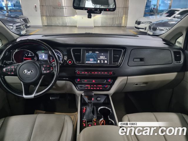 Kia Carnival — interior