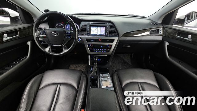 Hyundai Sonata — interior