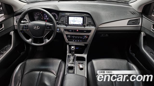 Hyundai Sonata — interior