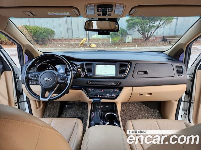 Kia Carnival — interior