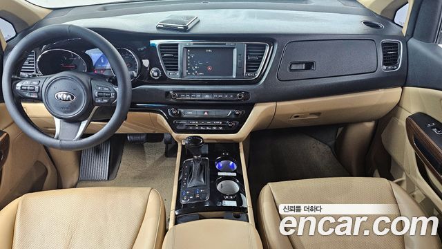 Kia Carnival — interior