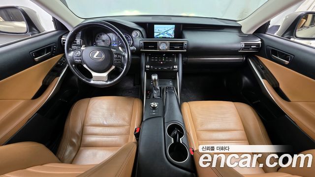 Lexus IS — interior