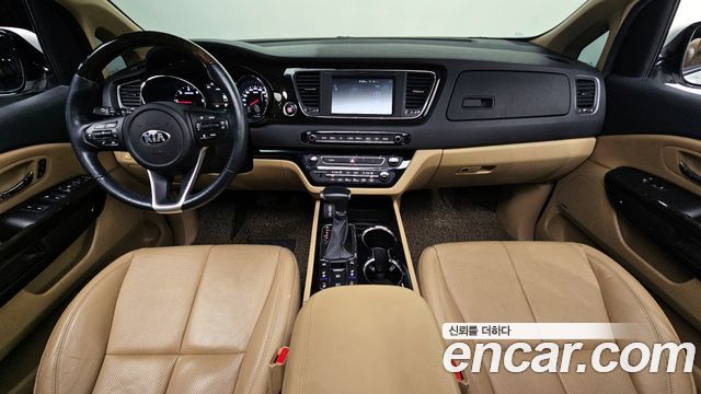 Kia Carnival — interior