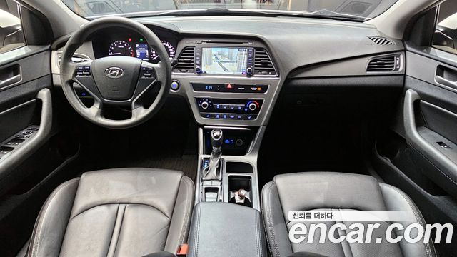 Hyundai Sonata — interior