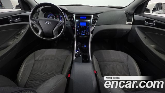 Hyundai Sonata — interior
