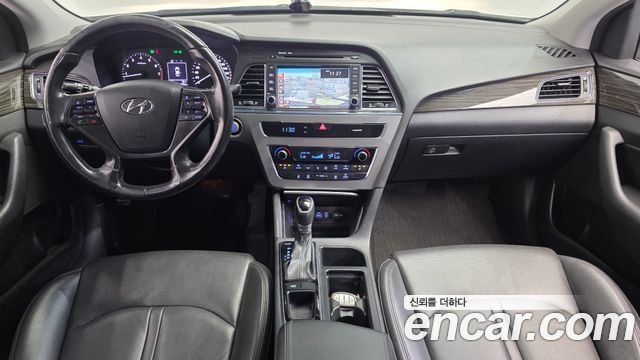 Hyundai Sonata — interior