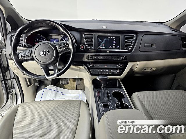 Kia Carnival — interior