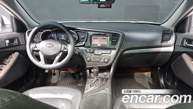 Kia K5 — interior