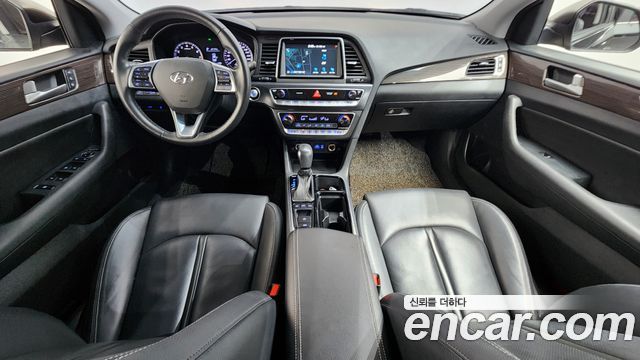 Hyundai Sonata — interior
