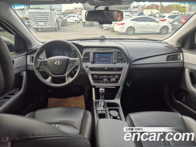 Hyundai Sonata — interior