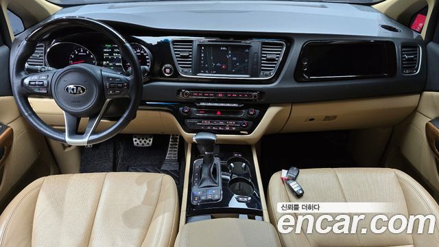 Kia Carnival — interior